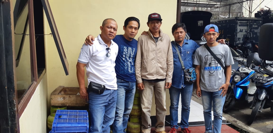 Sejumlah pendukung Arema FC usai melakukan pengaduan di Polres Malang Kota.