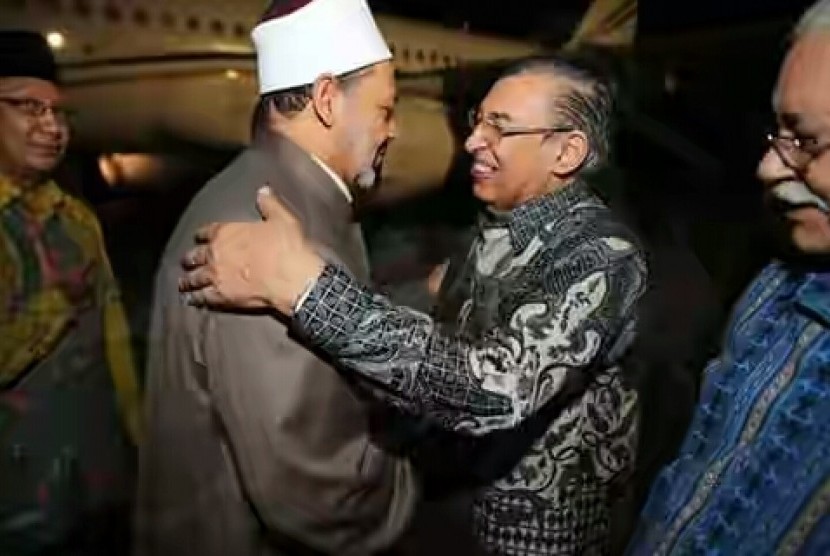 BERSAHABAT: M Quraish Shihab ketika bertemu Grand Syaikh Al Azhar, Syaikh Ahmad At-Tayyib di Jakarta. (Foto: dok ngopibareng.id)