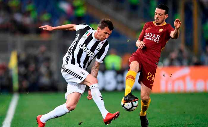 Mario Mandzukic (kiri) melesatkan gol ke gawang AS Roma. (Foto:AFP)