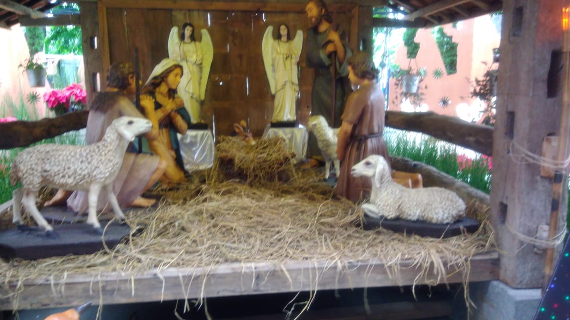 KELAHIRAN: Sebuah ornamen yang menggambarkan seakan Yesus lahir di kandang domba pada musim salju. (Foto: asmanu/ngopibareng.id)