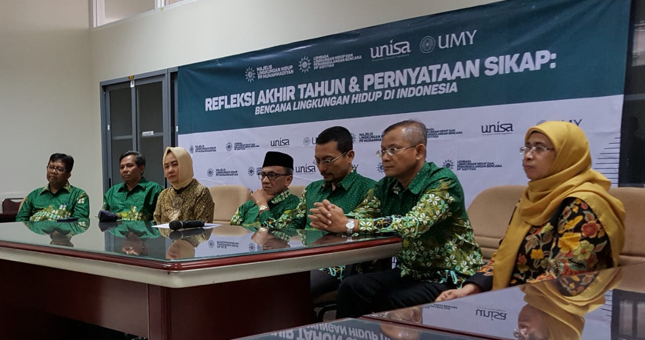 BAHAS BENCANA: Majelis Lingkungan Hidup PP Muhammadiyah bersama Lembaga Lingkungan Hidup PP ‘Aisyiyah. (Foto: md for ngopibareng.id) 