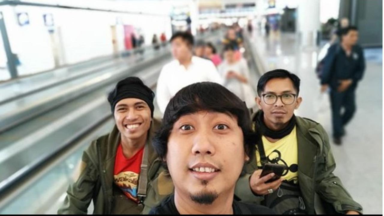 Ade Jigo, eks grup band komedia Teamlo, bersama Aa Jimmy (kanan), korban tsunami Banten.