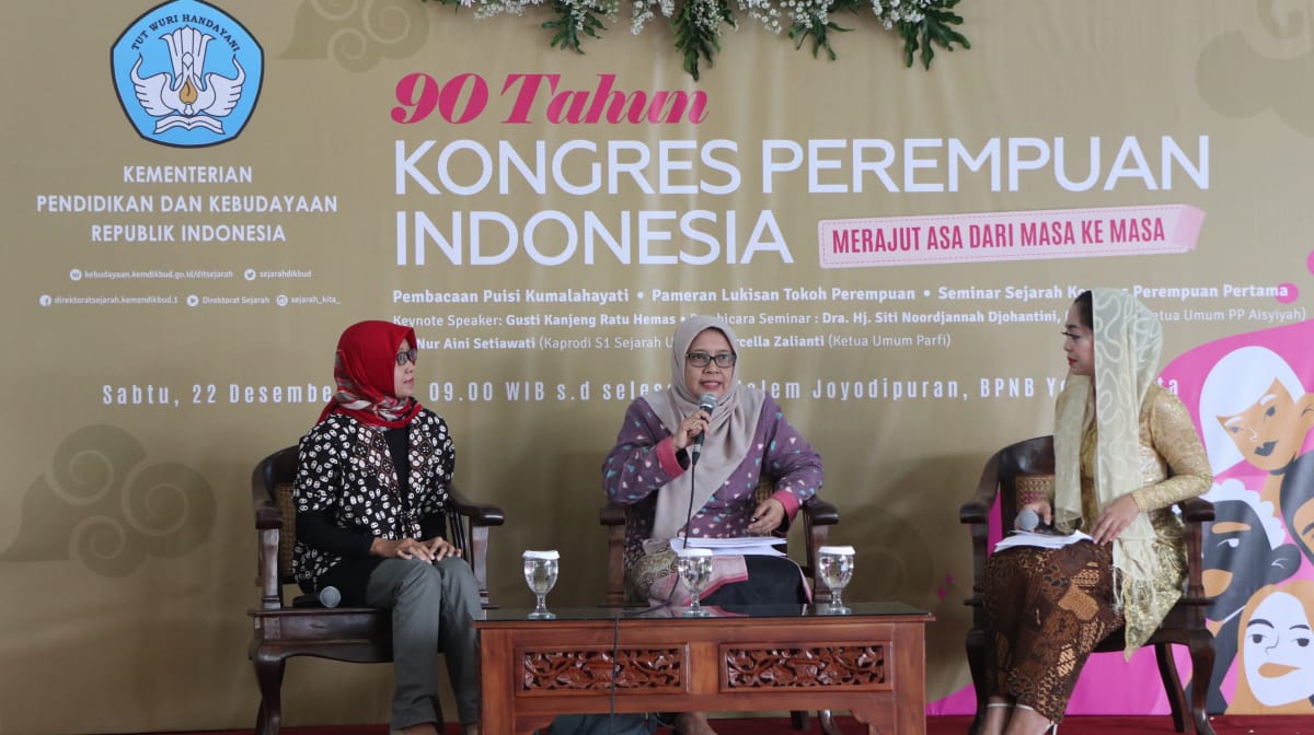 FORUM: Siti Noordjanah Djohantini, Ketua Umum Pimpinan Pusat (PP) ‘Aisyiyah dalam forum diskusi. (Foto: md for ngopibareng.id)