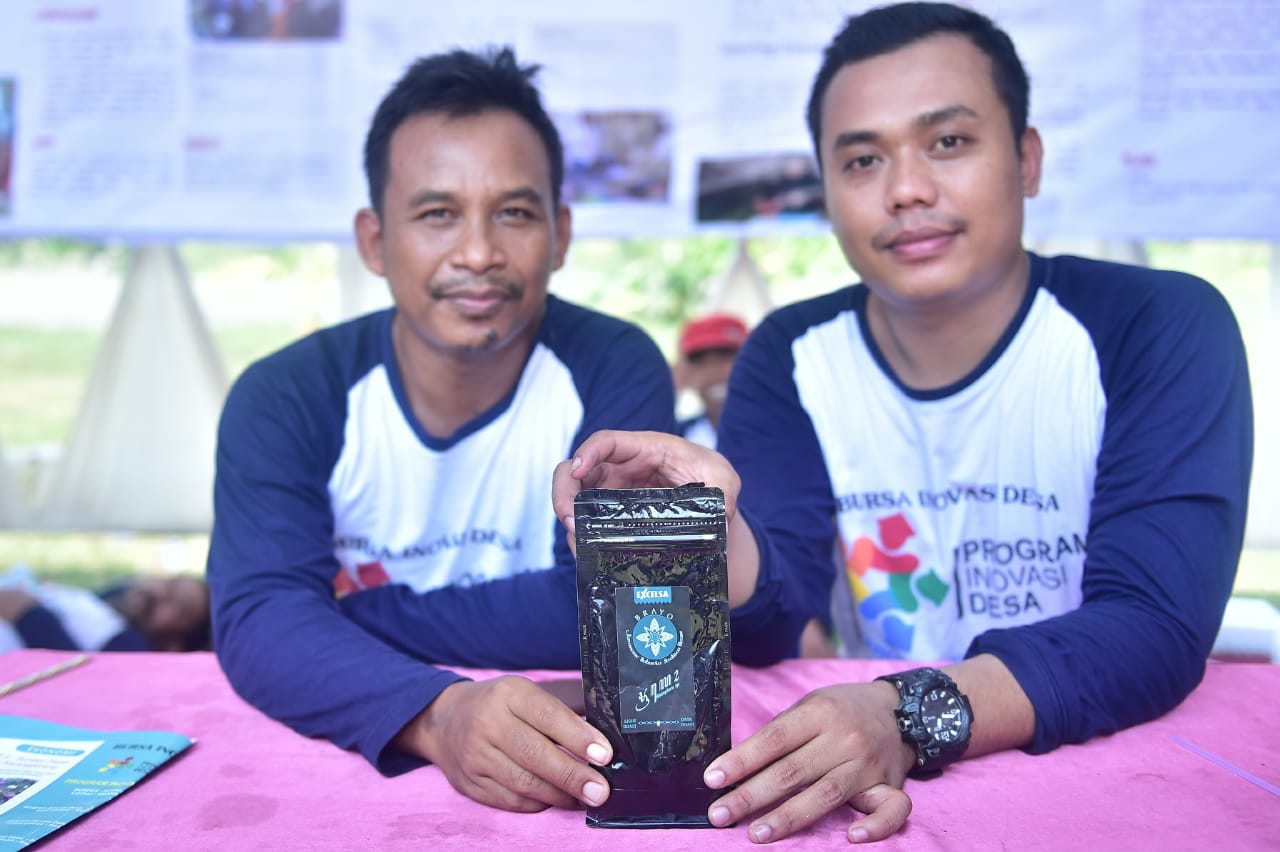 Pengurus BUMDes Tunggul, memamerkan produk buatannya kopi mangrove. (Foto: Totok/ngopibareng.id)