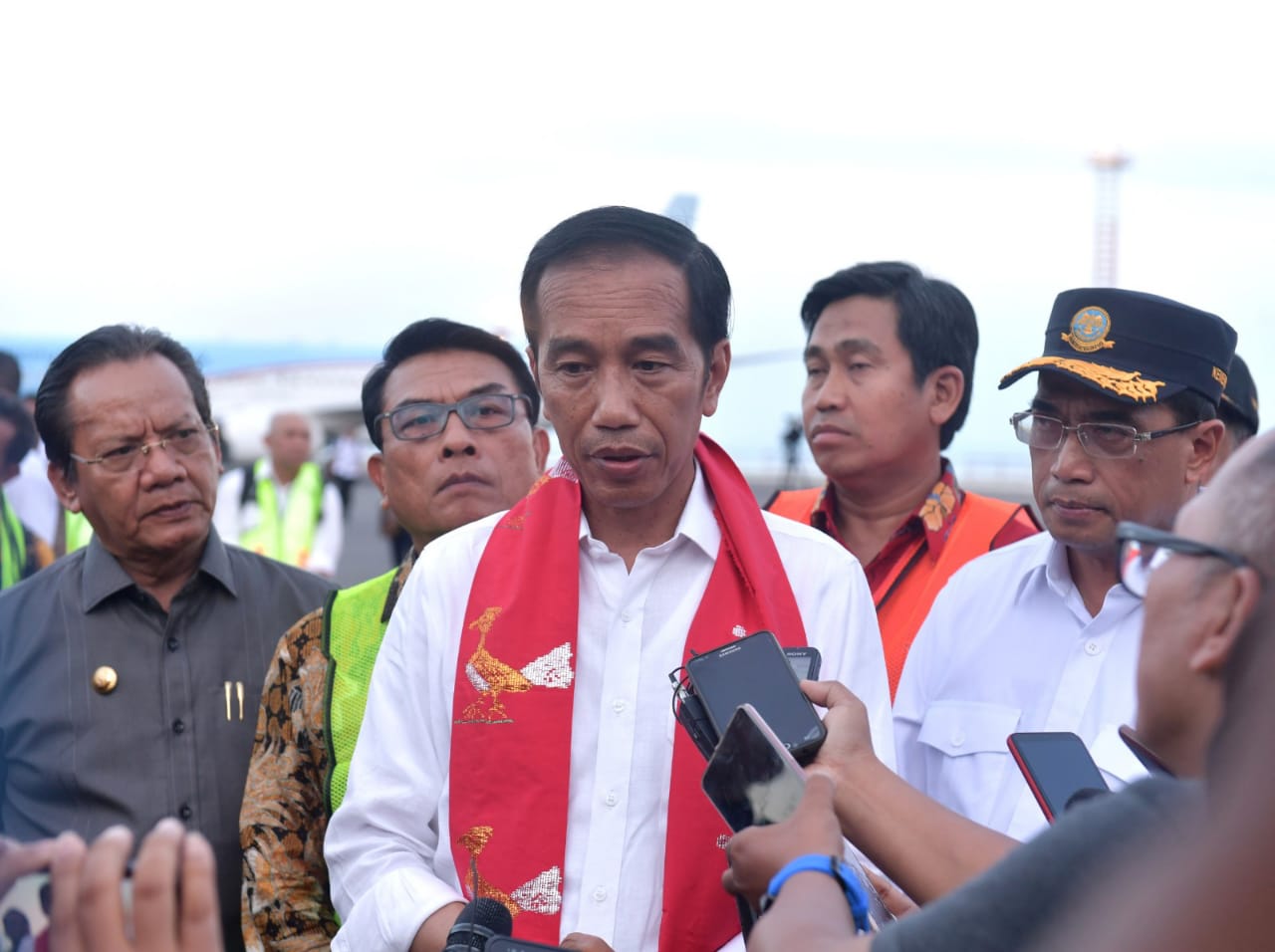 Presiden Jokowi usai meresmikan Bandara Morowali, Luwuk, Kabupaten Banggai, Sulawesi Tengah, Minggu, 23 Desember 2018. (Foto: Kris/Biro Pers Setpres)