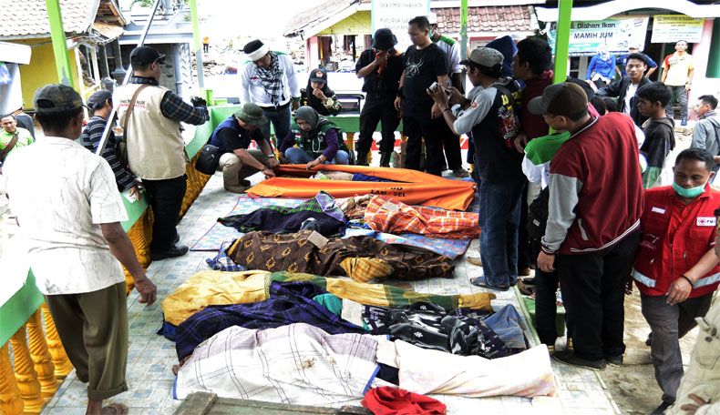 Petugas Pukesmas Rajabasa mengidentisifikasi korban meninggal dunia di Desa Way Muli, Kecamatan Rajabasa, Lampung Selatan, Lampung, Minggu, 23 Desember 2018. (Foto: Antara)