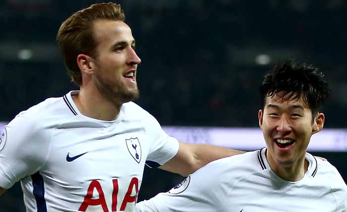 Harry Kane dan Son Heung Min merayakan gol ke gawang Everton Senin dini hari. Masing-masing menyumbang 2 gol untuk kemenangan 6-2. (Foto: AFP)