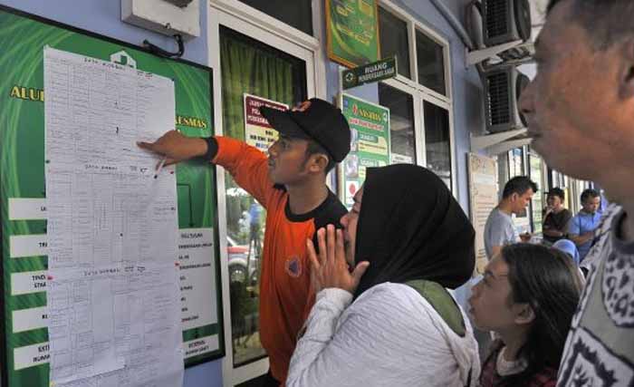 Petugas mencari daftar korban tsunami Selat Sunda, di Pantai Carita, Banten. (Foto: Antara)