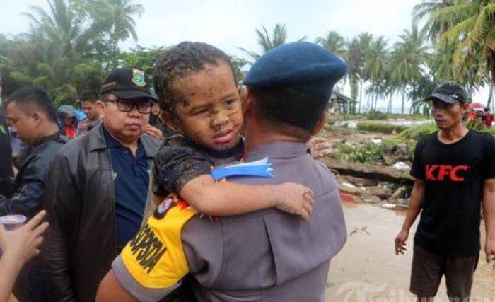 Petugas menemukan seoranganak yang kehilangan orang tuanya di kawasan wisata Tanjung Lesung, Pandeglang, Banten. (Foto: Antara)