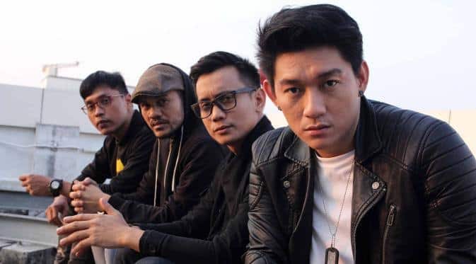 Grup band Seventeen. Pemain bas, Bani, dan gitaris Herman Sikumbang (tengah) menjadi korban meninggal tsunami Banten.