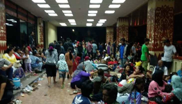 Warga terdampak tsunami mengungsi di kantor Gubernur Lampung pada Minggu (23/12/2018). (Foto" Antara/Dian Hadiatna)