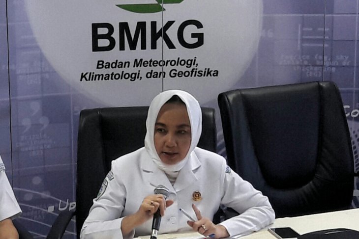 Kepala BMKG Dwikorita Karnawati saat jumpa pers di Gedung C Kantor BMKG, Jakarta, Minggu dini hari (23/12/2018). (Foto: Antara/Bayu Prasetyo)