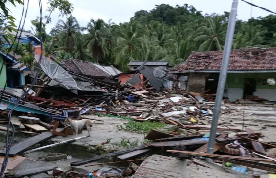 Perkampungan rusak diterjang tsunami Selat Sunda. Foto: BNPB