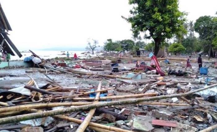 Rumah dan bangunan hancur di pantai Carita, Banten, usai tsunami kemarin. (Foto:BNPB)