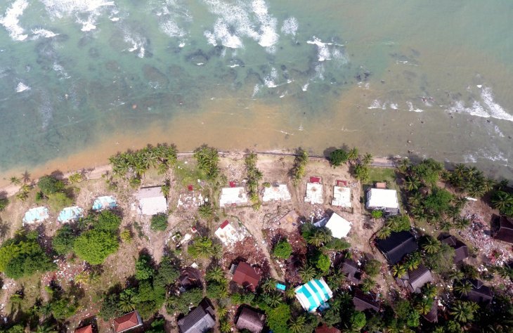 Foto aerial kerusakan akibat Tsunami di kawasan Carita, Banten, Jawa Barat, Senin 24 Desember 2018. (Foto: Antara/Akbar Nugroho Gumay)