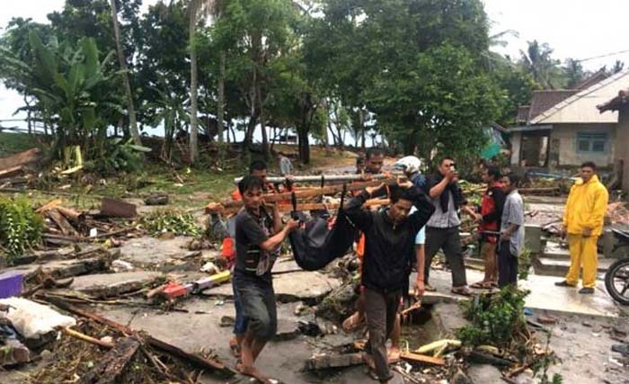Tim SAR terus mencari korban meninggal akibat tsunami di pantai Banten Sabtu malam. (Foto:Suara.com)