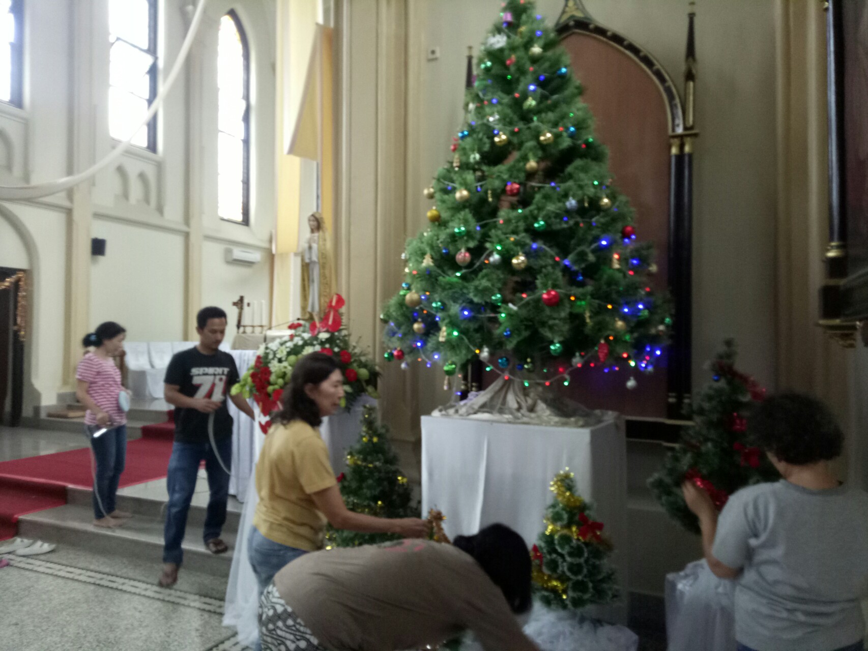 Persiapan Natal di Gereja Paroki Hati Kudus Yesus.