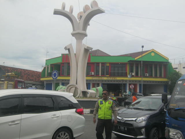 Kemacetan sering terjadi di pasar Babat hingga tugu wingko, Lamongan. (Foto: Totok/ngopibareng.id)