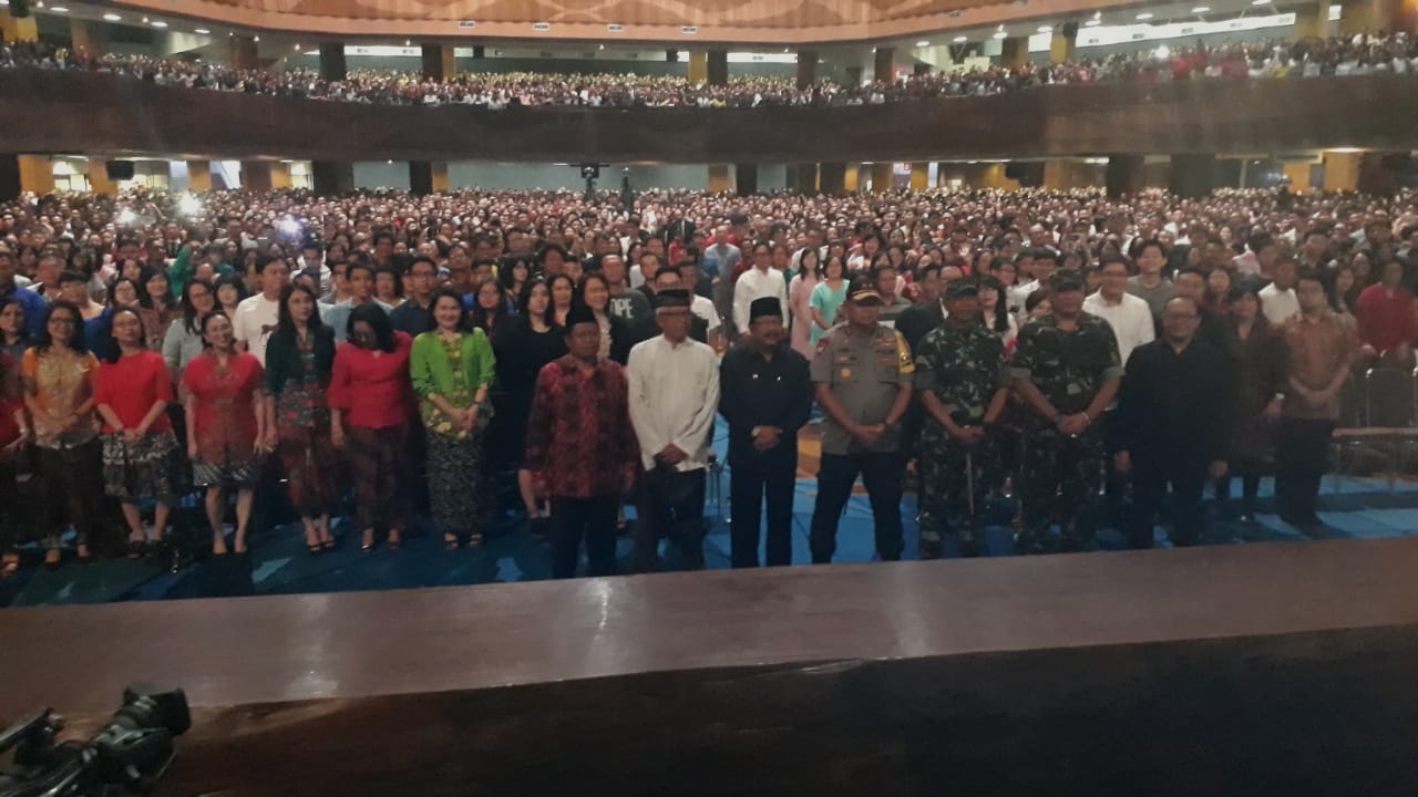 Forkopimda Jatim bersama NU dan Muhammadiyah tinjau malam natal di Gereja Bethany Nginden, Surabaya, Senin 24 Desember 2018. (foto: farid/ngopibareng.id) 