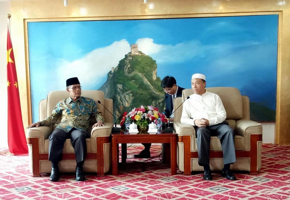 TUKAR INFORMASI: Kunjungan Ketua Umum PP Muhammadiyah Haedar Nashir dan rombongan di Assosiation Islamic China. (Foto: md for ngopibareng.id)