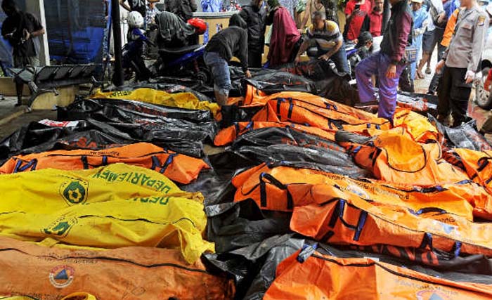 Sejumlah relawan di Pandeglang, Banten, mengumpulkan jasad korban meninggal dunia akibat gelombang tsunami Selat Sunda.(Foto:Asep Fathulrahman/Antara)
