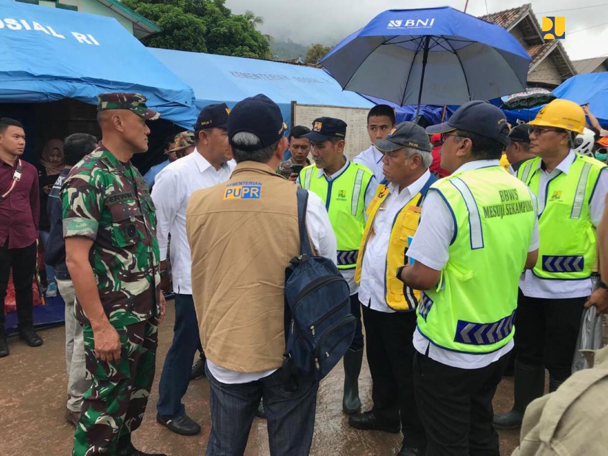 Menteri Pekerjaan Umum dan Perumahan Rakyat (PUPR) Basuki Hadimuljono meninjau lokasi terdampak tsunami Selat Sunda. (Foto: PUPR)