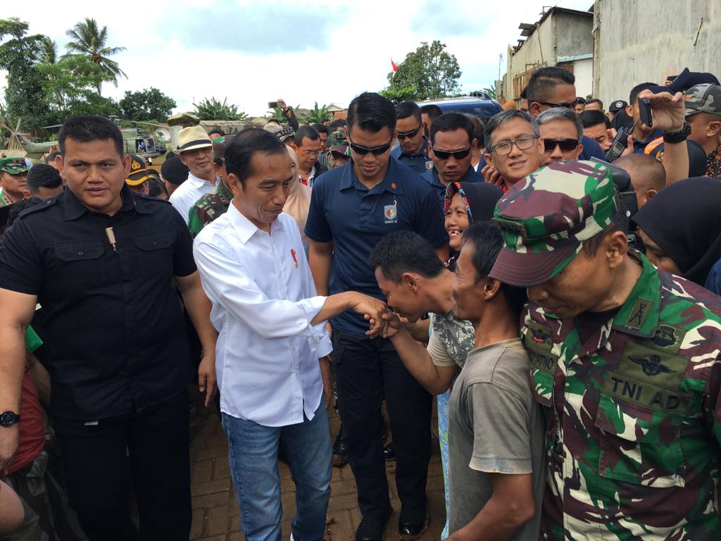 Presiden di lokasi bencana di Banten. foto:biropres
