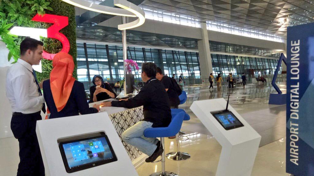 Airport Digital Lounge makin bikin nyaman. foto:angkasapura