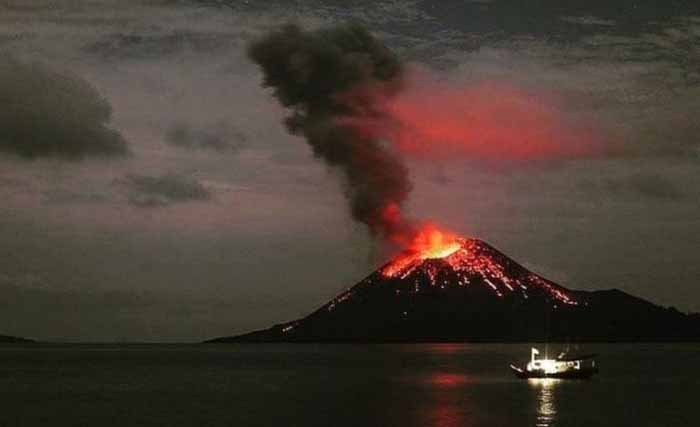 Erupsi Gunung Anak Krakatau. (Foto:Intisari)