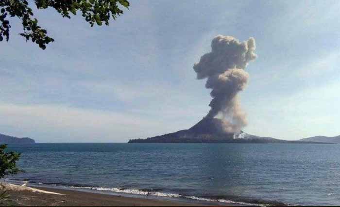 Gunung Anak Krakatau dilihat dari Pulau Sebesi, Lampung. (Foto: Antara)