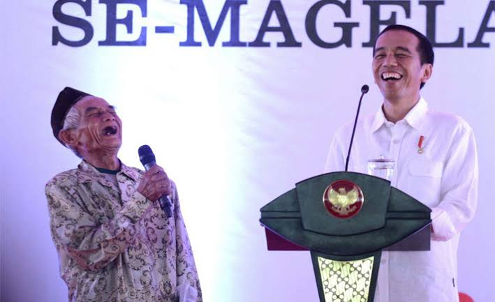 Ilustrasi. Presiden Jokowi tertawa lepas bersama Kakek Kabul, 70 tahun, warga Ceketi, Magelang, Jawa Tengah usai membagikan sertifikat tanah (18/9). Foto: BiroPers Setpres