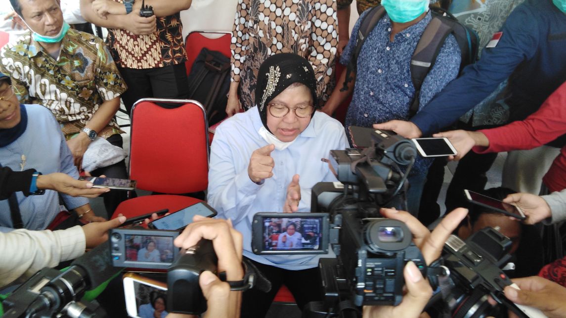 Wali Kota Surabaya Tri Rismaharini tiba di lokasi Amblesnya Jalan Gubeng Surabaya, Rabu, 26 Desember 2018. (foto: farid/ngopibareng.id) 