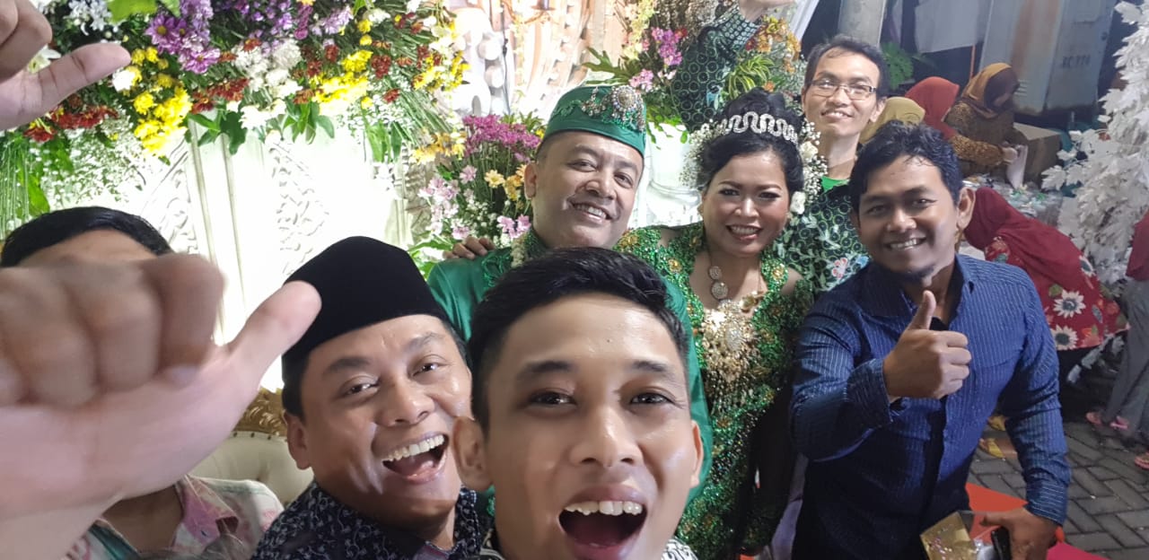RESEPSI PERNIKAHAN: Pasangan Yasmin Fitrida Diat - Dedik Kustiawan, bersama Keluarga Besar ngopibareng.id. (Foto: ngopibareng.id)