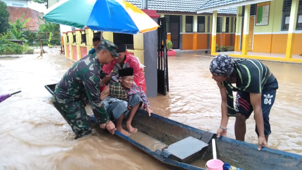 Seorang kakek dievakuasi dari banjir yang menerjang Banten. Foto: BNPB