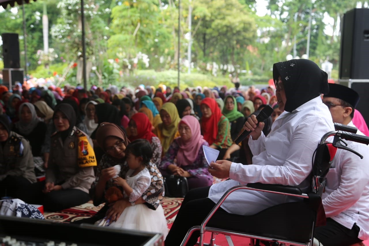 Risma saat menggelar doa bersama di Taman Surya, Balaikota Surabaya, Rabu, 26 Desember 2018.