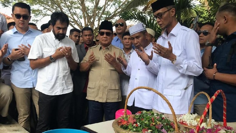 Prabowo Subianto ketika doa bersama di makam korban tsunami. Foto: BPN Prabowo-Sandi