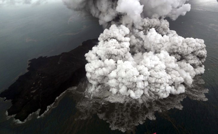 Letusan Gunung Anak Krakatau. Foto: Antara