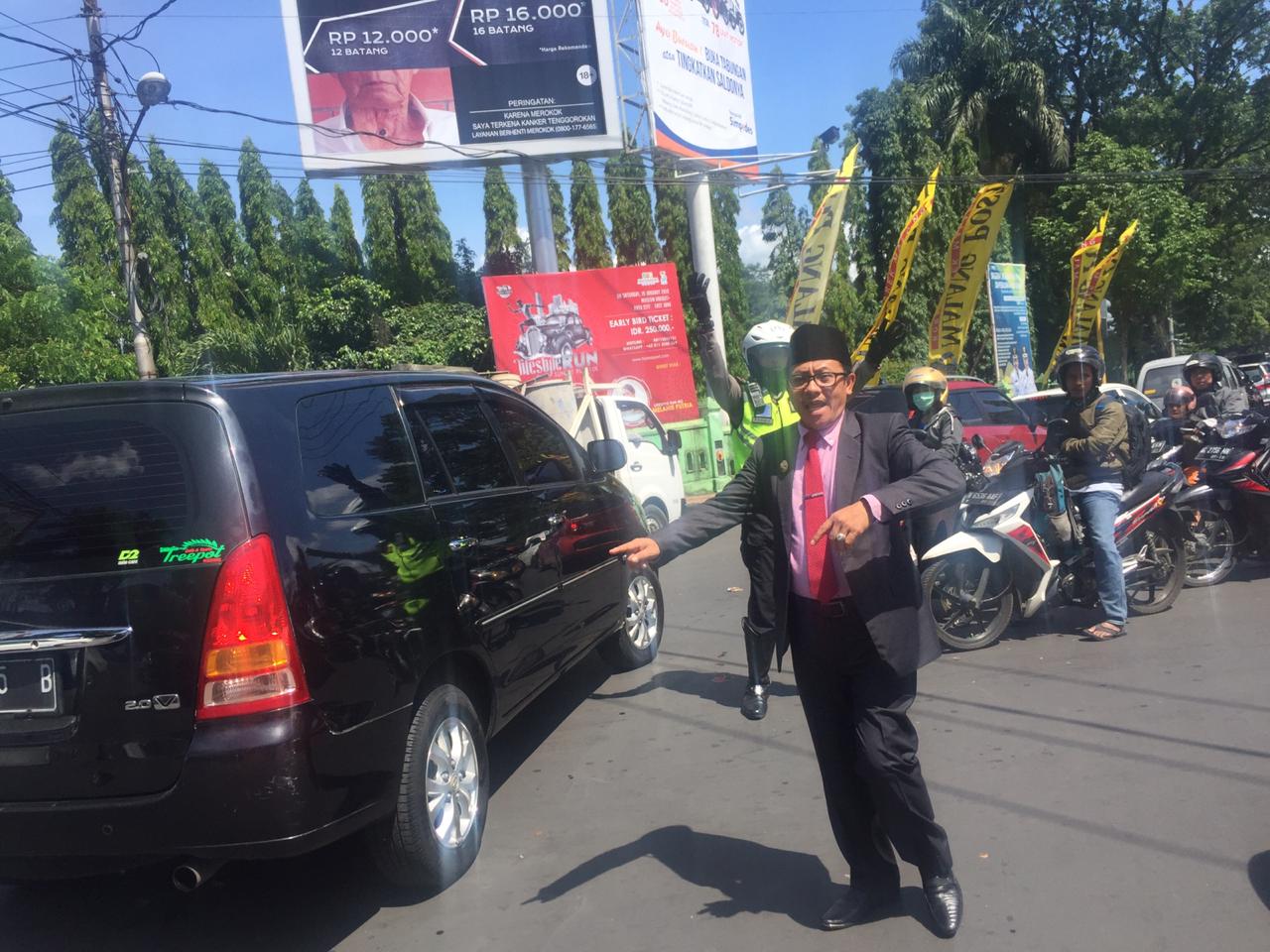 Wali Kota Malang, Sutiaji mengatur lalu lintas di perempatan Jalan Sudirman.