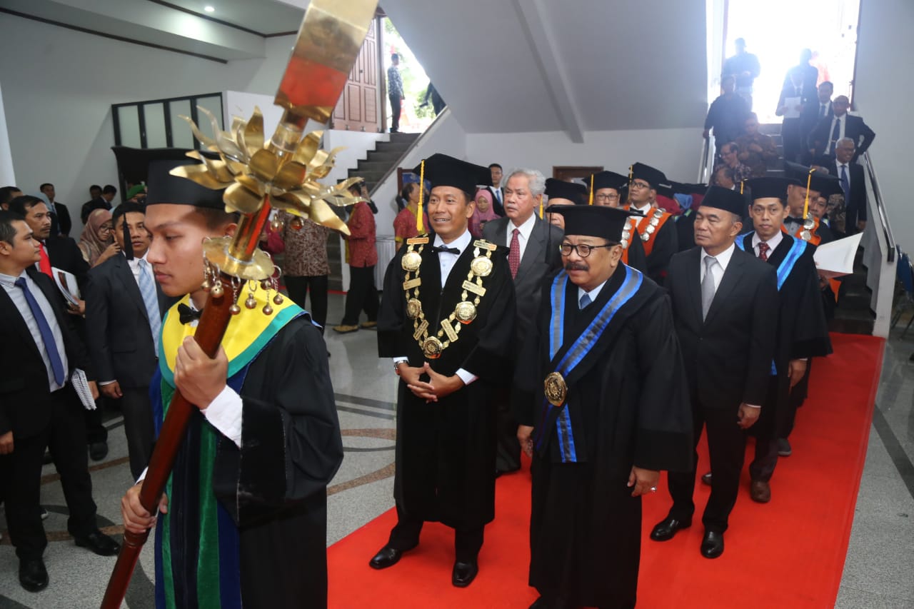 Gubernur Jawa Timur, Soekarwo bersama Rektor UMM, Dr Fauzan MPd. (Foto: Humas UMM)