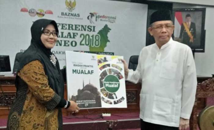 Anggota Baznas, Nana Mintarti (kiri) bersama Gubernur Kalimantan Barat Sutarmidji pada pembukaan Konferensi Mualaf Borneo (KMB), di Pontianak, Kalbar Kamis kemarin. (Foto:Dok. Baznas)