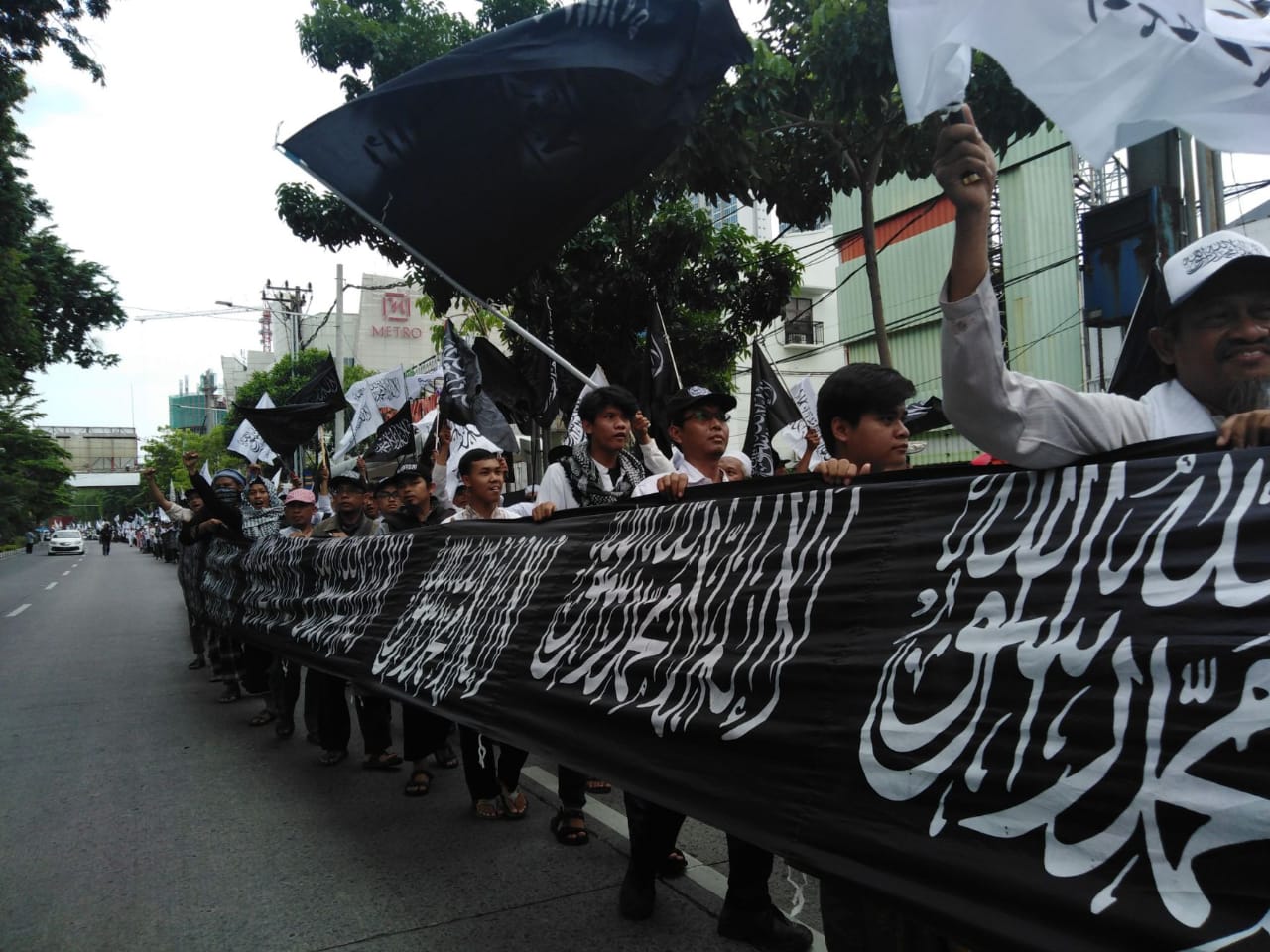 Massa berunjuk rasa ke Konjen China yang ada di Surabaya, Jumat (28/12). Foto: Farid/ngopibareng.id