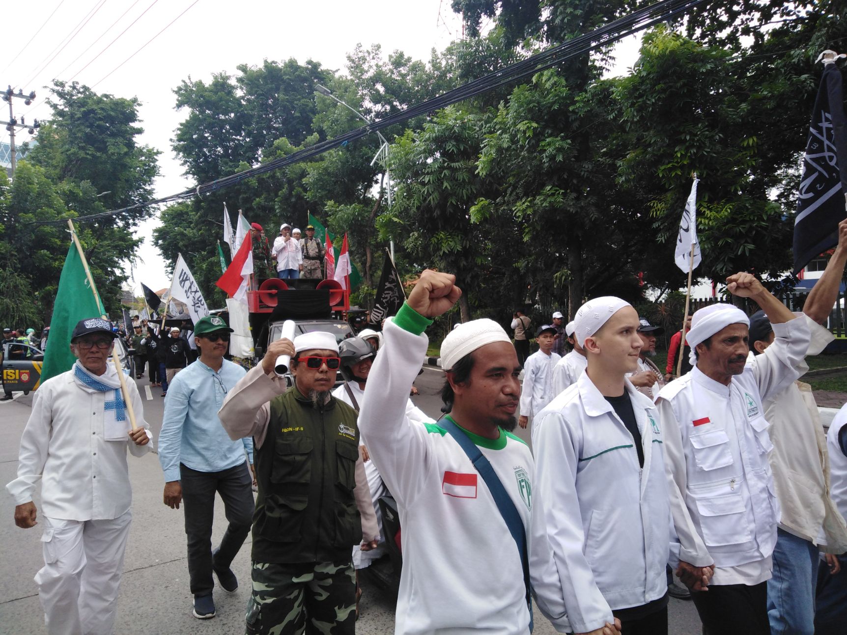 Aksi Bela Uyghur di Konjen China Surabaya, Jumat (28/12). (Foto: farid/ngopibareng.id)