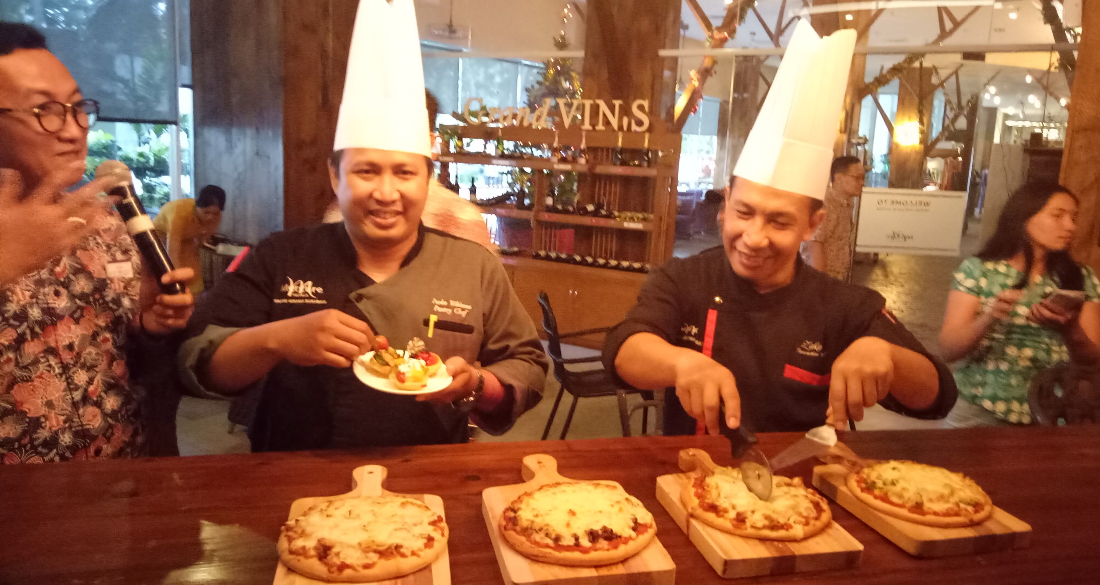 Staf dan chef Hotel Mercure Surabaya saat sedang mengenalkan menu pizza  yang akan lauching di malam tahun baru. (Foto: Pita/ngopibareng.id)