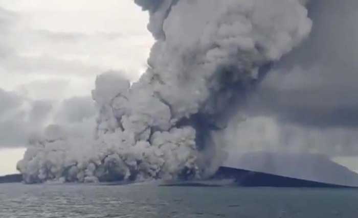 Aktivitas gunung Anak Krakatau kemarin dengan letusan ratusan kali. (Foto: Antara)