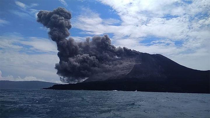 Letusan Gunung Anak Krakatau di Selat Sunda. Foto: BNPB