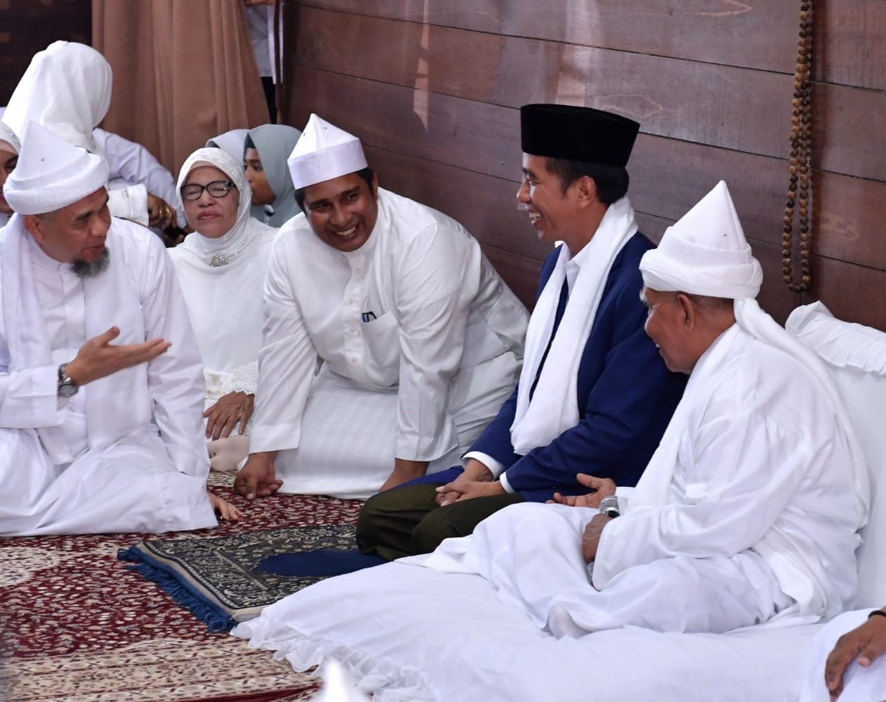 Presiden Jokowi bertemu Syekh Hasyim di Langkat dalam kunjungan kerja di Sumut. (Foto Biro Setpres/Kris)