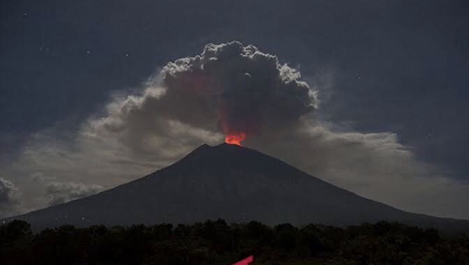 Erupsi Gunung Agung di Bali. (Foto: Antara)