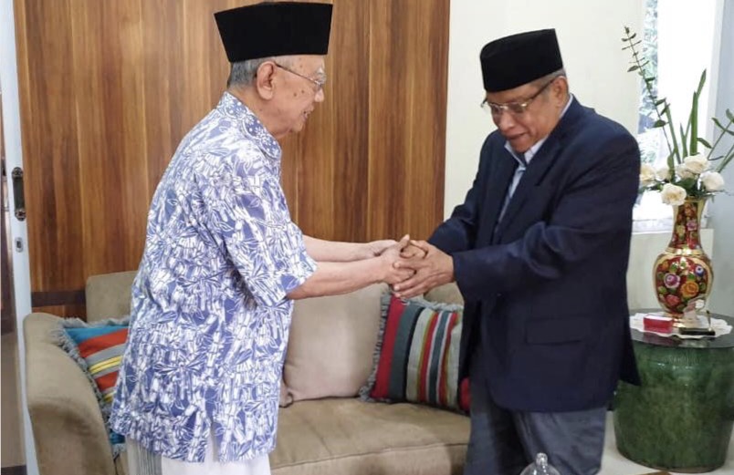 (kiri) KH Sholahuddin Wahid bertemu KH Said Aqil Siradj di Tebuireng (29/12). (Foto: istimewa)