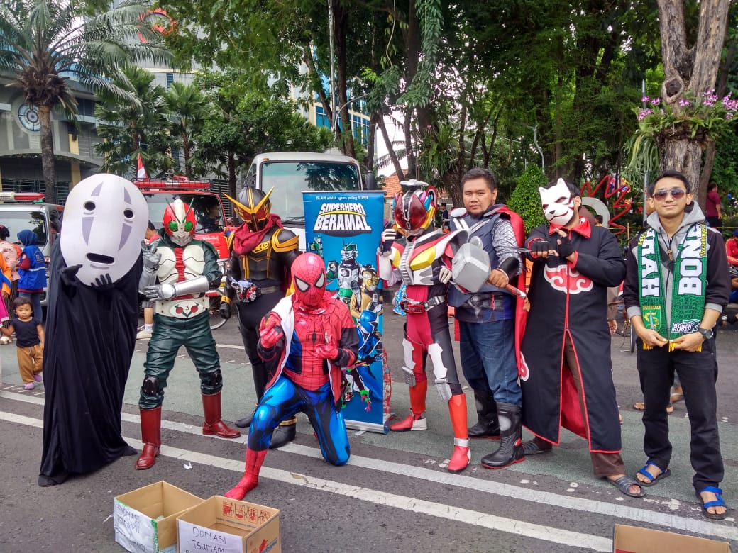 Komunitas Superhero Beramal melakukan aksinya kemarin 30 Desember 2018. (Foto: Pita.ngopibareng.id)