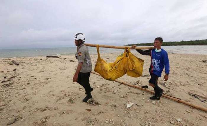 Tim SAR gabungan membawa kantong jenazah korban tsunami Selat Sunda di Pantai Tanjung Lesung, Pandeglang, Banten.(Foto:Sindo)
